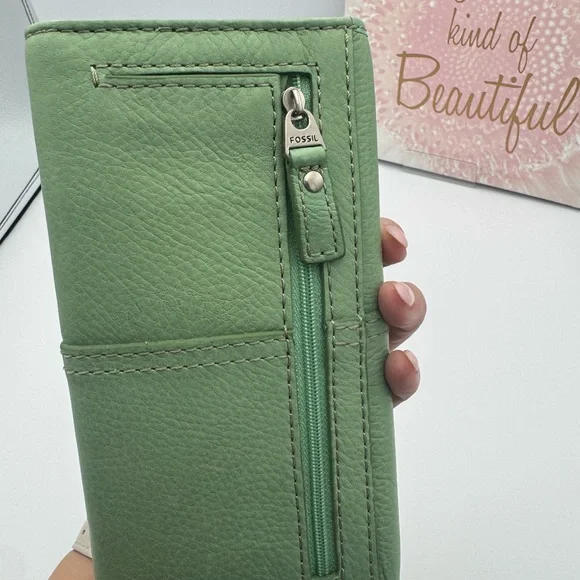 Fossil Green Leather Keyhole-Plate Wallet - Picture 8 of 9
